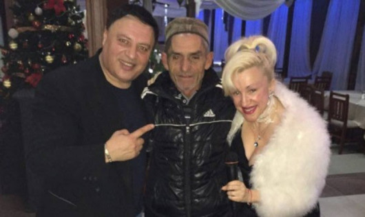 Снимка от добрите времена-Сашка и Васко пеят на тотомилионера Здравко Снимка от добрите времена-Сашка и Васко пеят на тотомилионера Здравко
