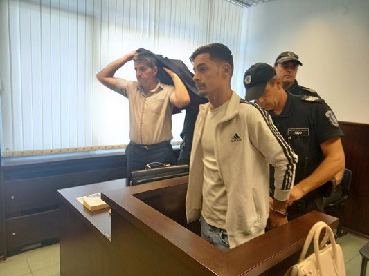 Под засилена охрана дойде в съда 20-годишният Стойчо Асенов от с. Болярци 20-годишният Стойчо Асенов от с. Болярци. Снимка: Ваня Драганова