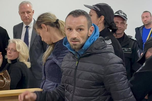 Петър Чернев и Стела в съда. Снимка: Никола Михайлов