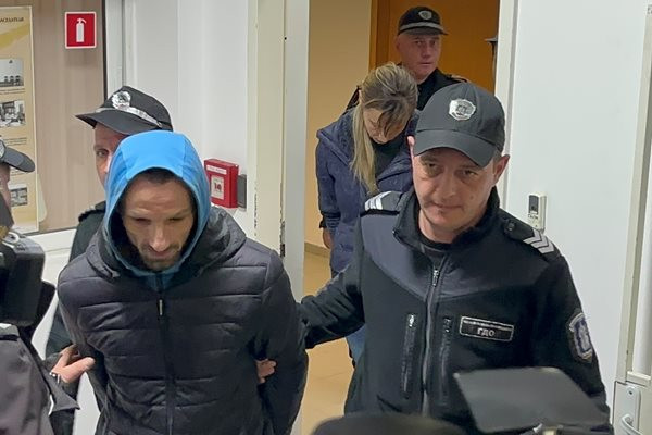 Петър Чернев и Стела Алексиева влизат в залата на пловдивския съд. Снимка: Никола Михайлов