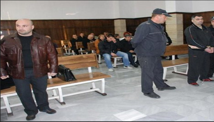 Дончо Славов (вляво) в съда Снимка: БГНЕС